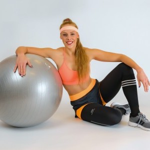 Labdával fotózott, fitnesz modell, hosszú haj, divatos felső, többirányú megvilágítás, divatfotó