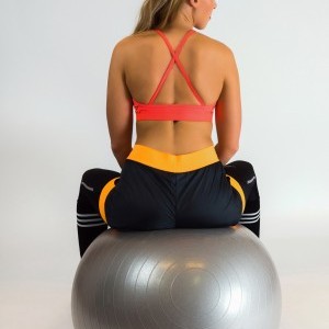 Műtermi kép, votó, fitneszmodel hátulról fotózva, lágyan megvilágítva