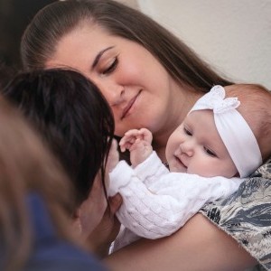 Keresztelő fotózás, pillanatkép, anya és kislánya