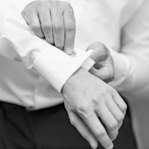 A vőlegény lakásán készült kreatív, fekete-fehér előkészületi fotó